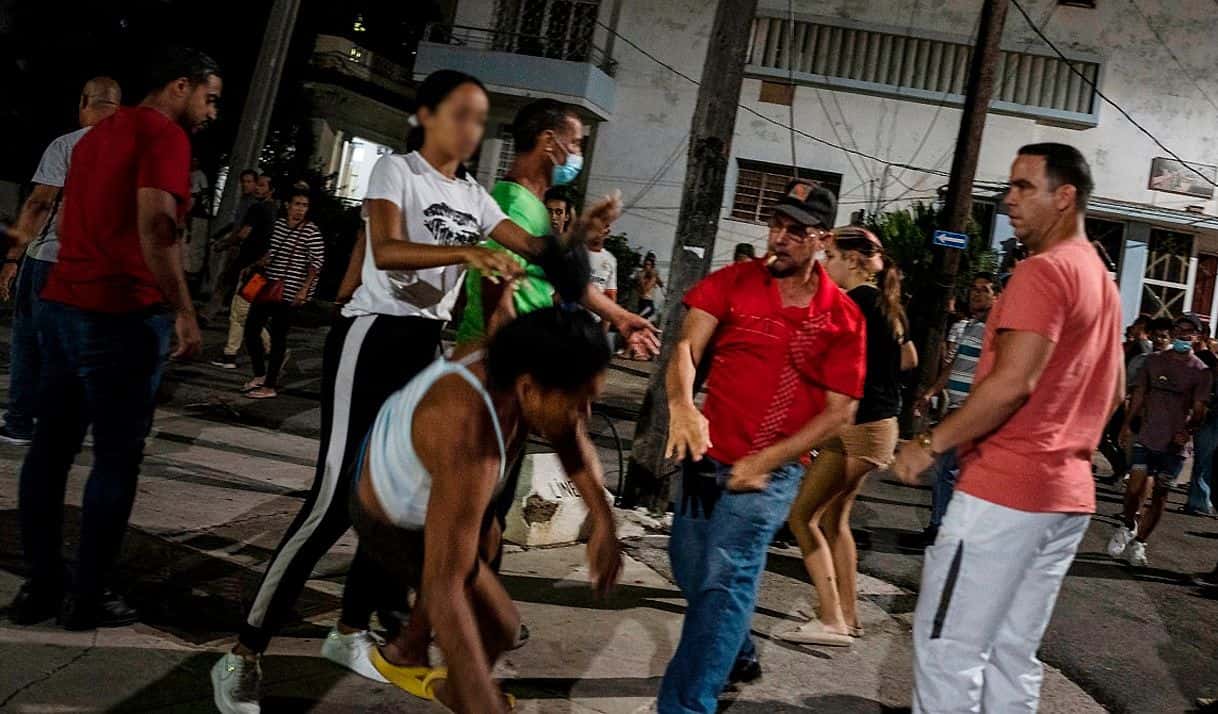 Agresión violenta contra una manifestante. La Habana, Cuba. Foto: Ramón Espinosa / AP.