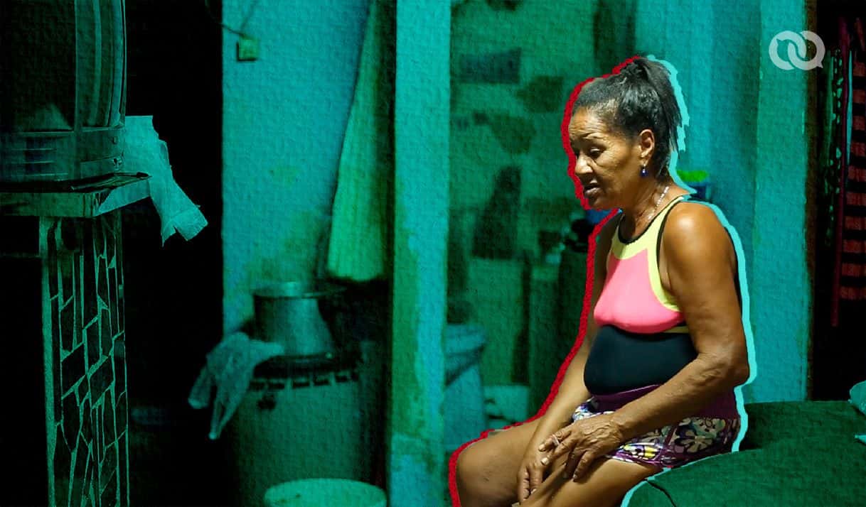 mujer sentada, cigarro, casa, cuba, violencia, represión, protestas en Cuba