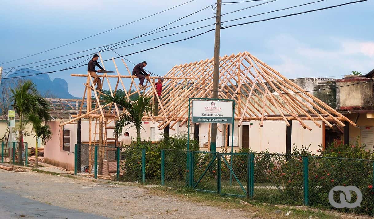 hombres arreglando techo