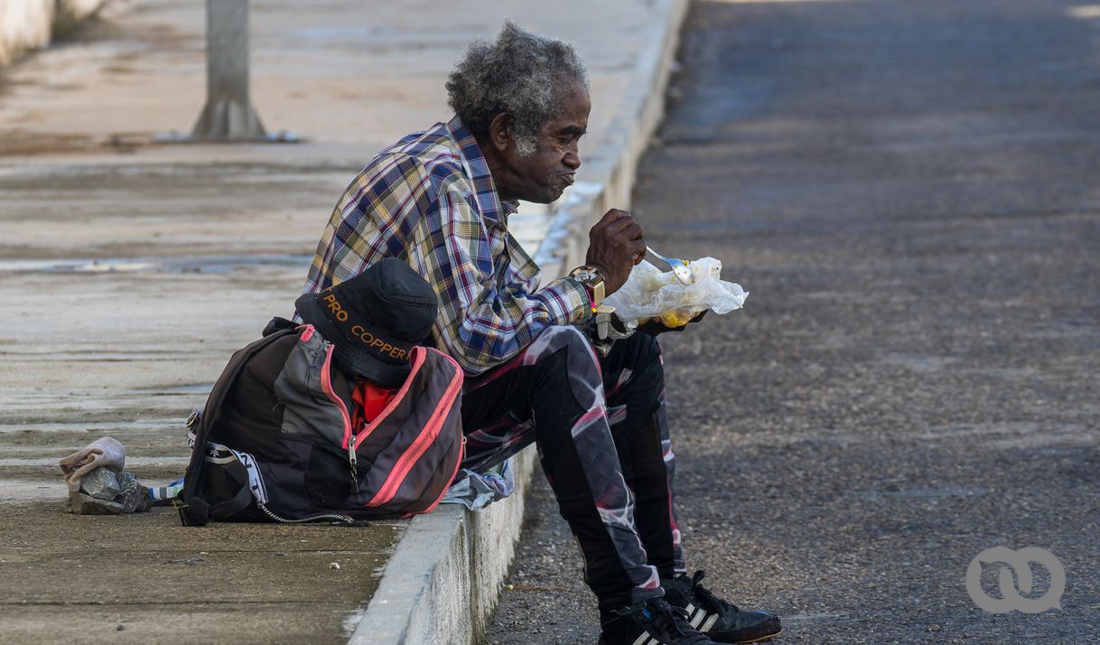 anciano acera comiendo