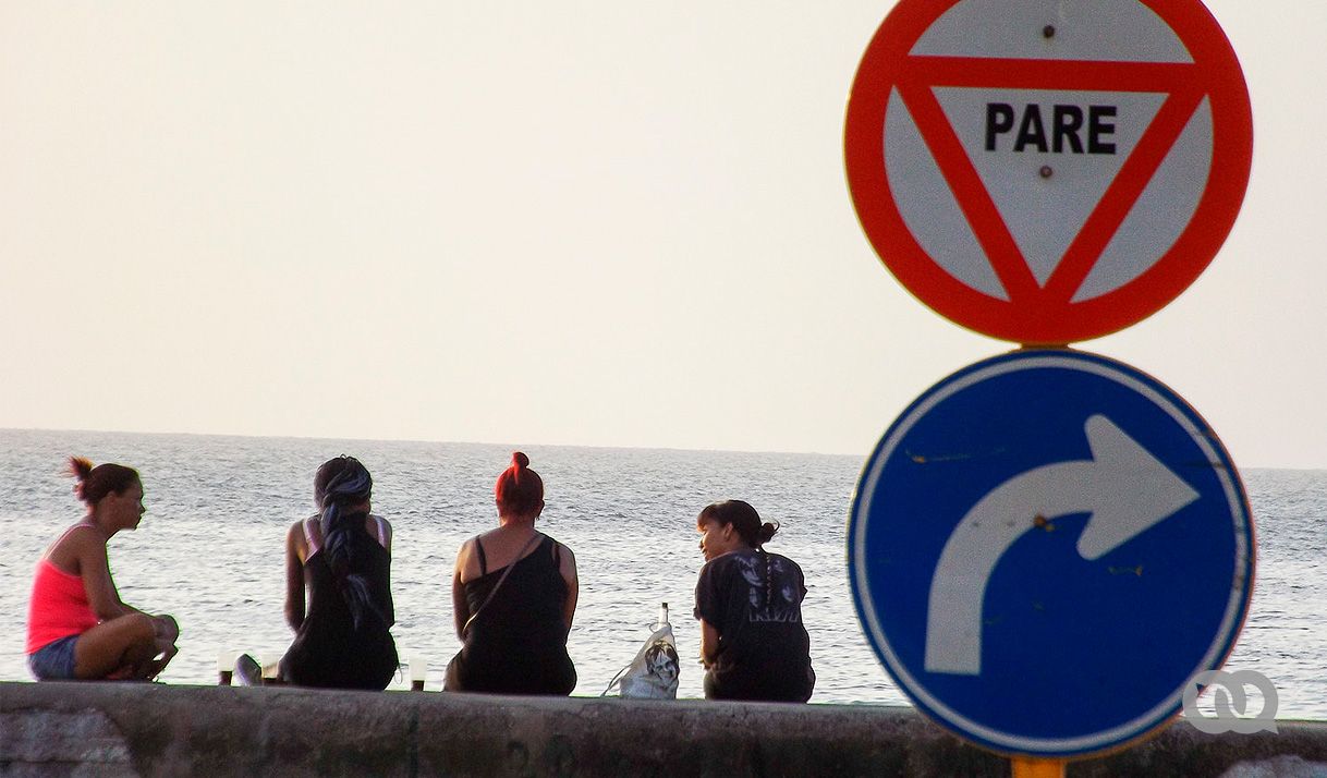 mar, mujeres, malecón, señal de tránsito, política, cuba
