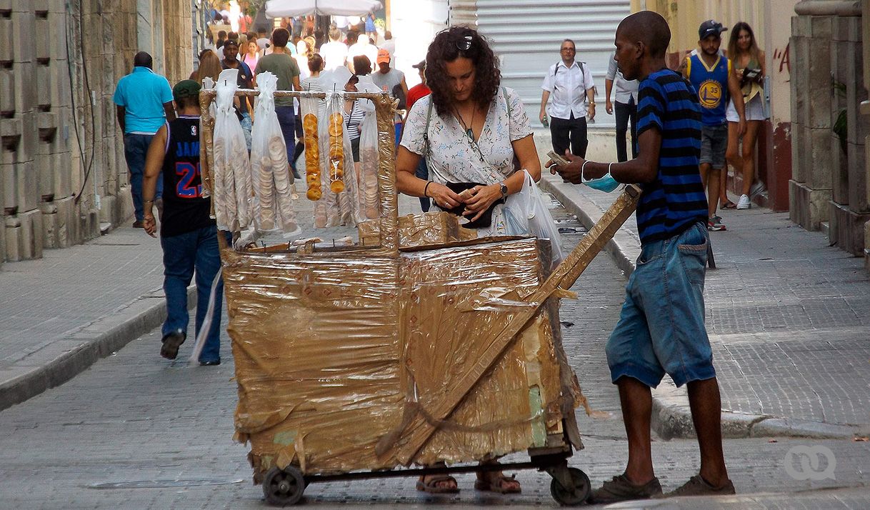 revendedores, coleros, cuba, hombre, mujer, venta, calle, galletas