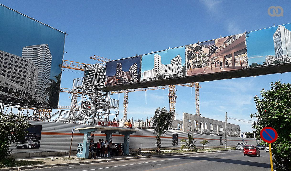 parada de guagua, personas, carros, carretera, señal de tránsito, hoteles, construcción, grúas