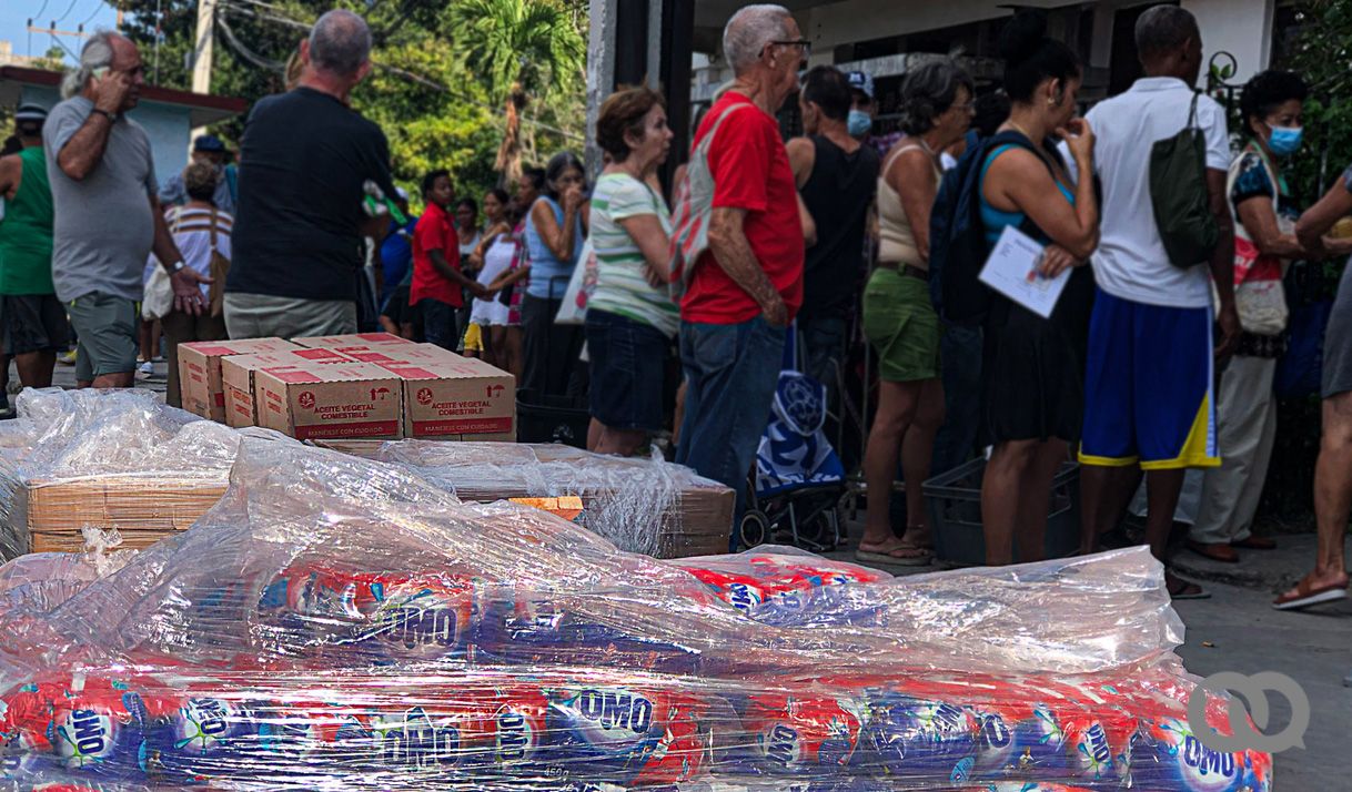 cajas personas cola La Habana