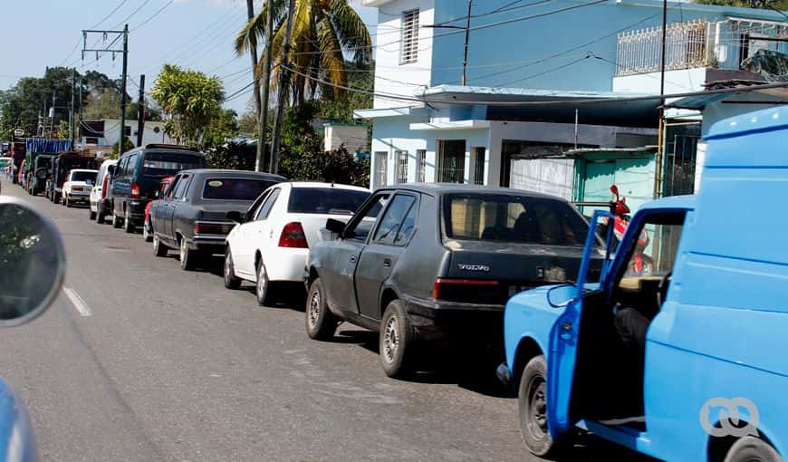 Cola en el Cupet frente al Psiquiatrico de La Habana, avenida Boyeros. to: Nelson Palomino