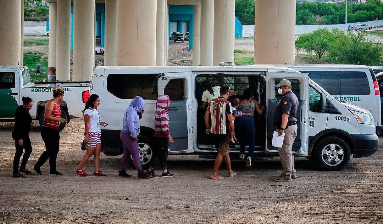 migrantes, patrulla fronteriza, estados unidos, personas, mujer, niño, carro, puente