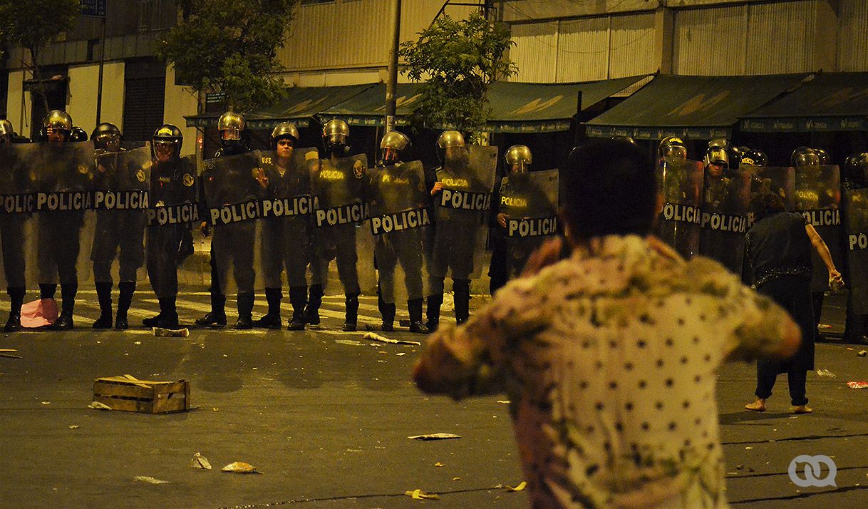 policías, hombre, escudos, calle