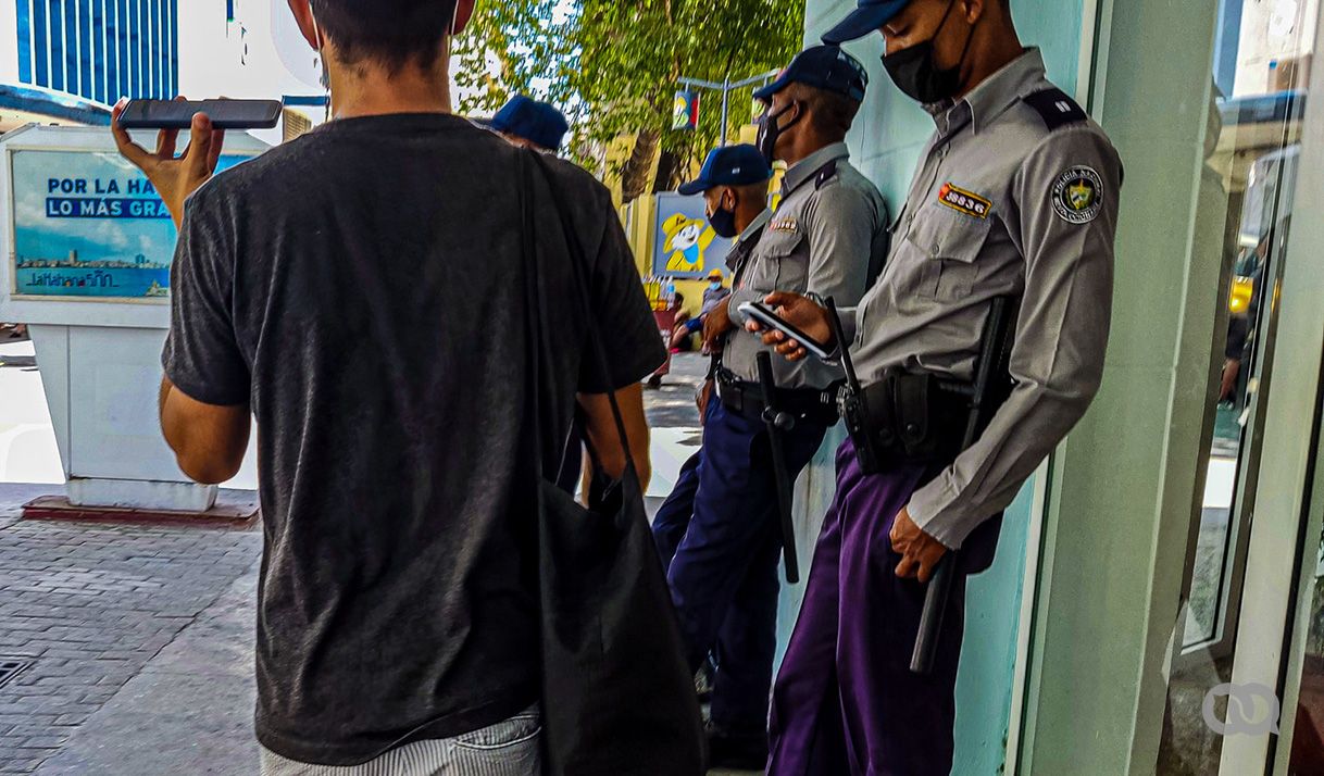 policías, hombres, uniforme, celular