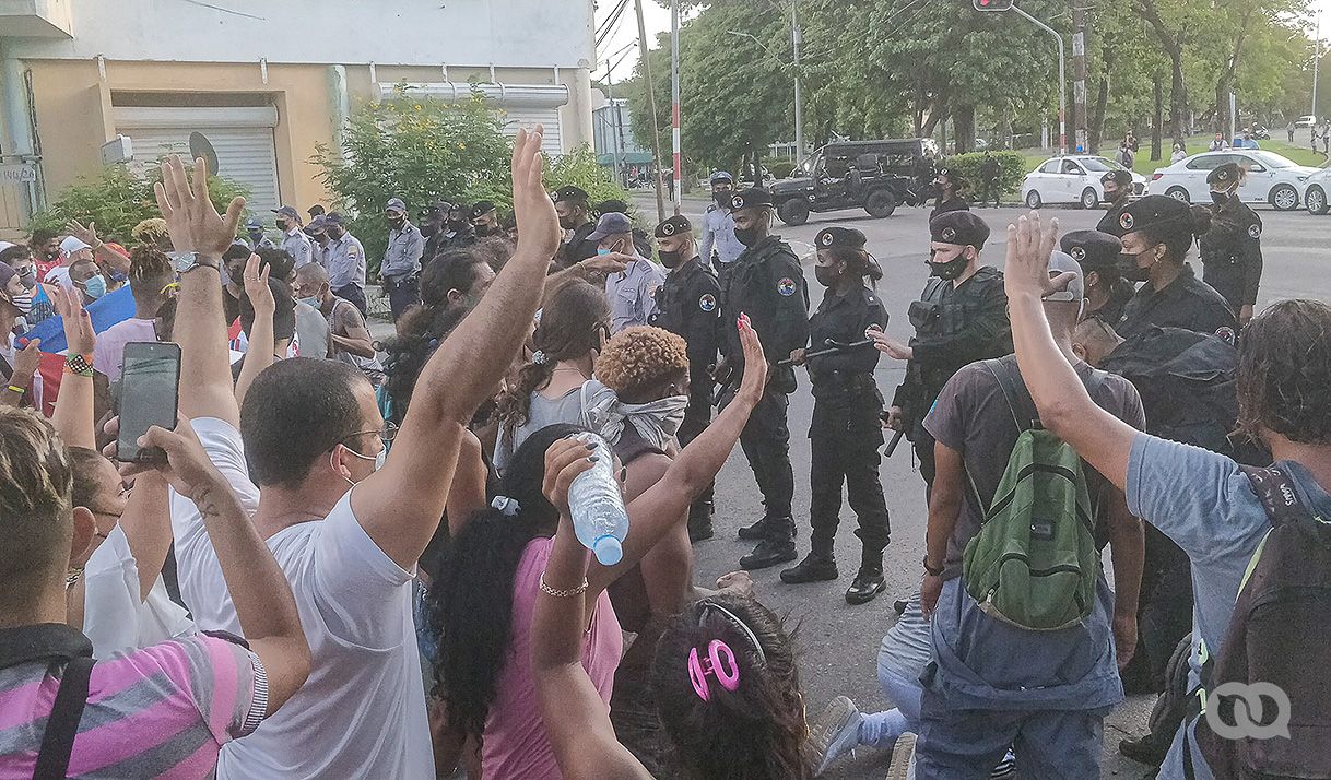 policías, fuerza especial, personas, hombres, mujeres, armas