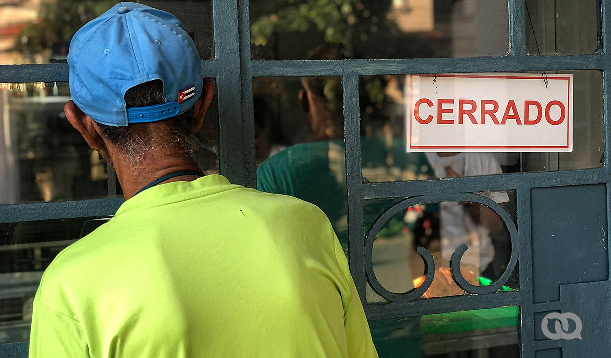 hombre, gorra, bandera cubana, cartel, puerta, reja