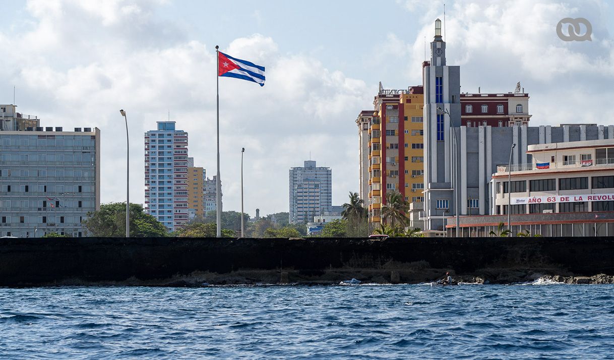 mar, bandera, edificios, malecón, hombre, balsa