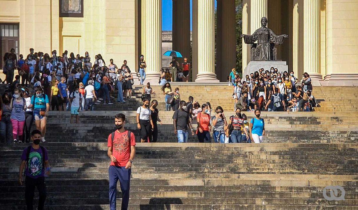 estudiantes, personas, escaleras, alma mater, universidad de La Habana, edificio, columnas