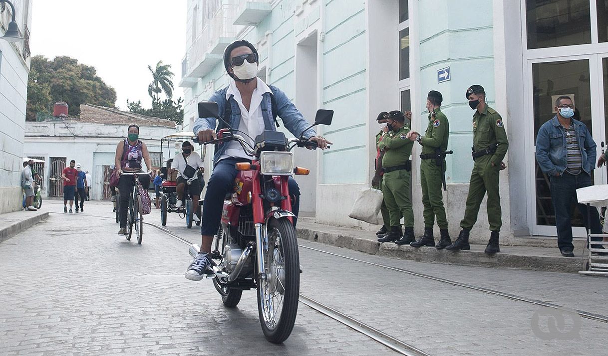 policías, militares, personas, moto, bicicleta, calle