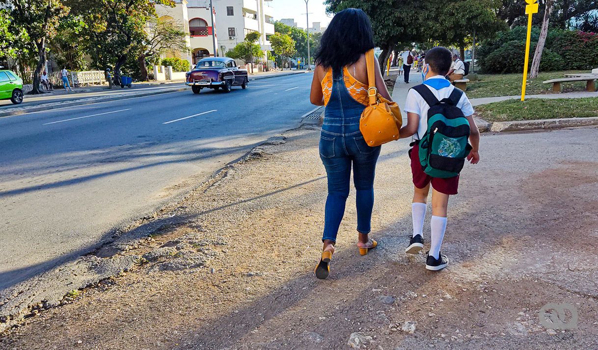 niño, mujer, calle, carro, carretera