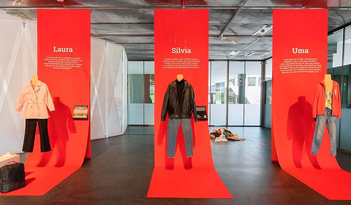 Tres de los conjuntos de la exposición ‘¿Qué llevabas puesto?’ Imagen: Ministerio de Igualdad