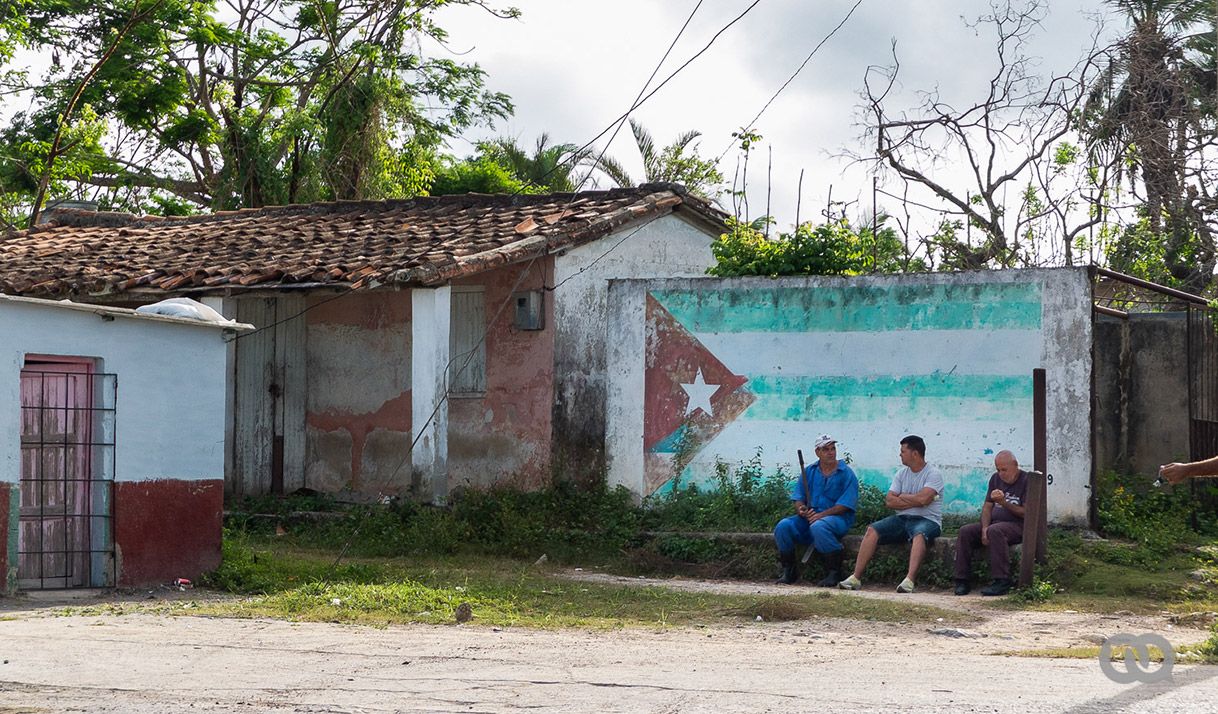 casa, hombres, calle, bandera cubana