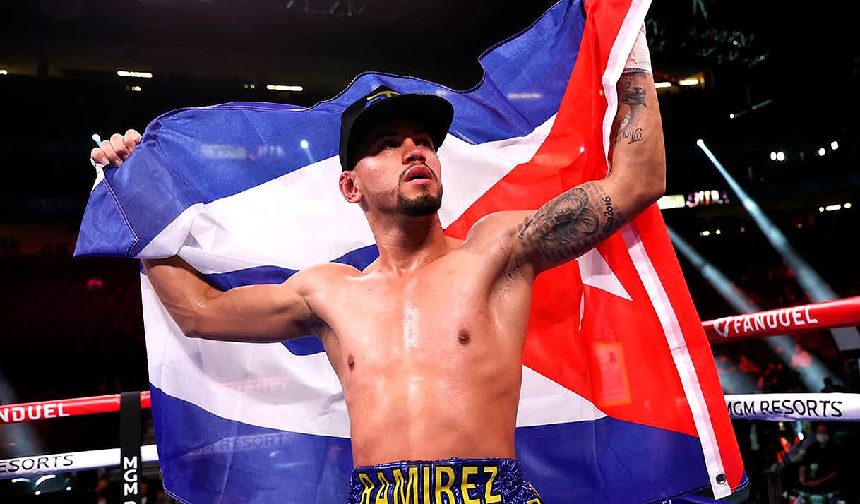 Robeisy Ramírez, boxeador, hombre, bandera cubana, ring boxeo