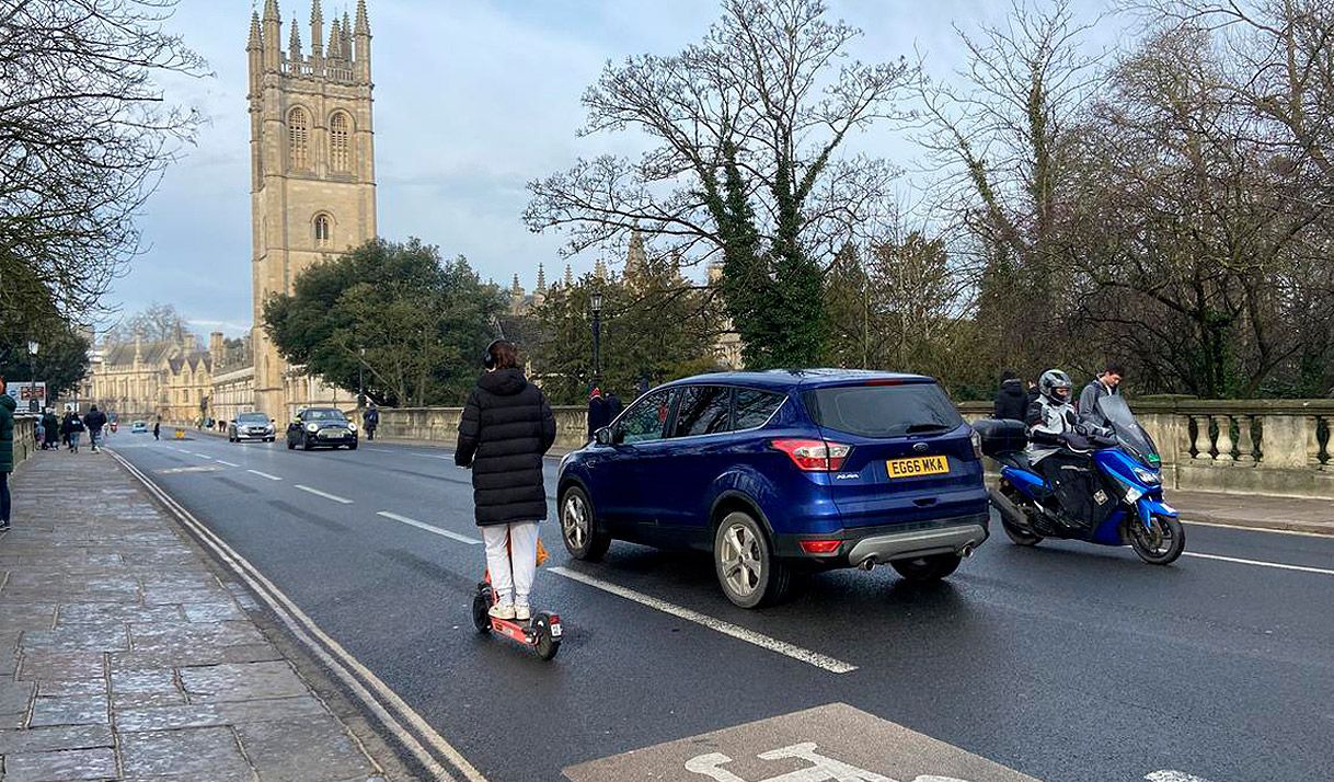 Desinformación, escudos con cobayas y postes en llamas: la batalla por limitar los autos en Oxford