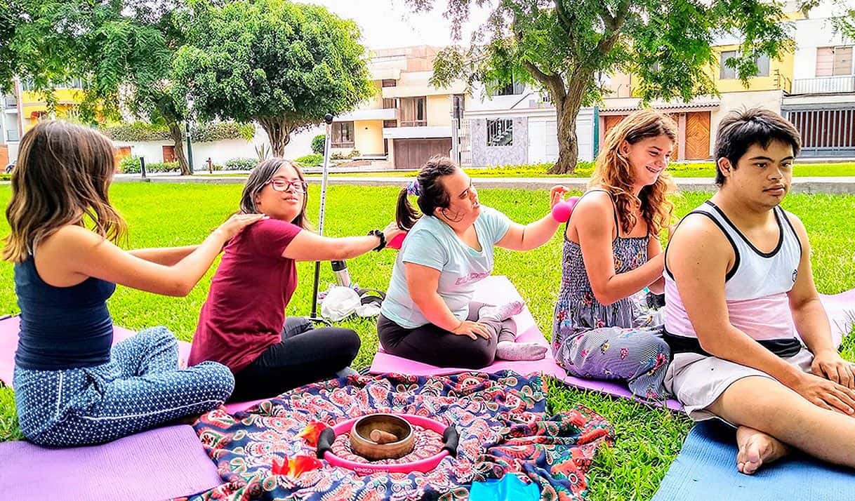 Luego de la pandemia, el equipo de Yoga 4 Special Needs ha retomado las clases presenciales al aire libre. Imagen: Yoga 4 Special Needs