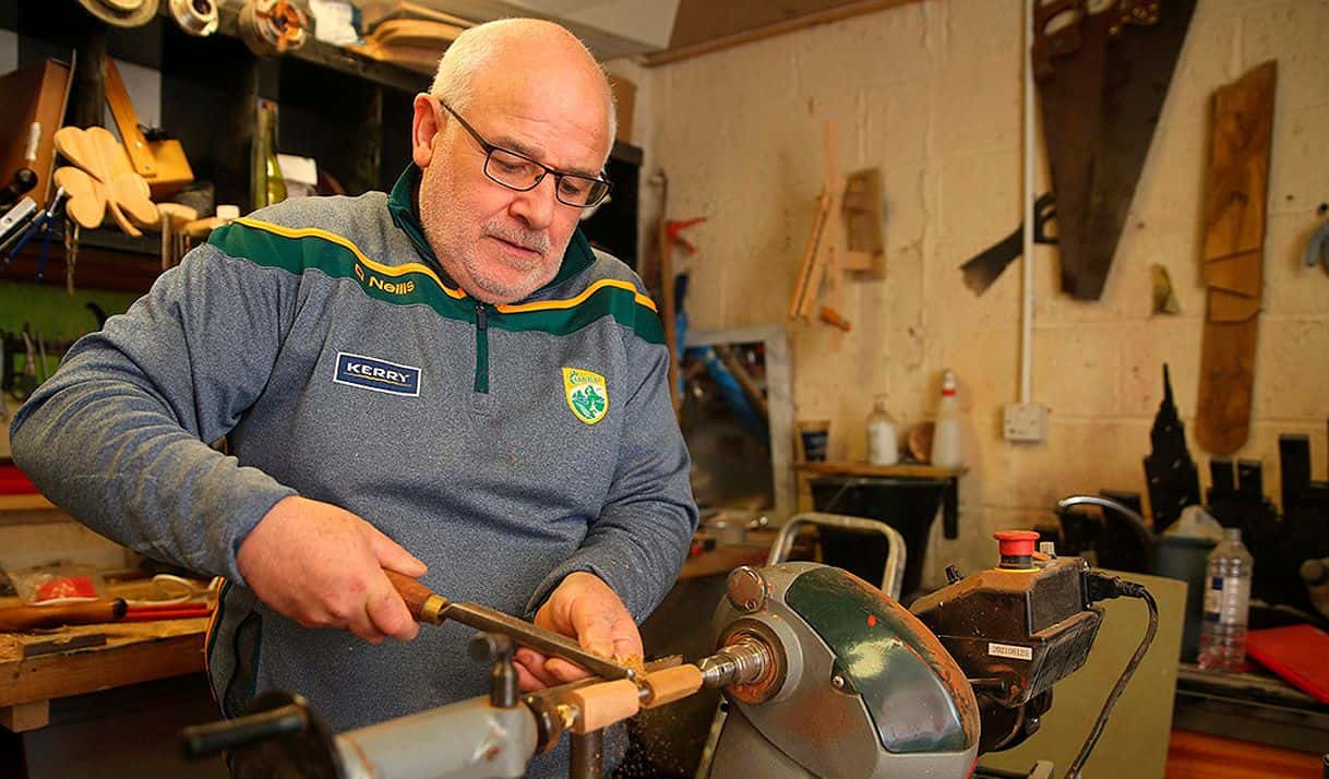Phil Keaveney trabaja en el torno fabricando bolígrafos de madera. Foto: Mal McCann.