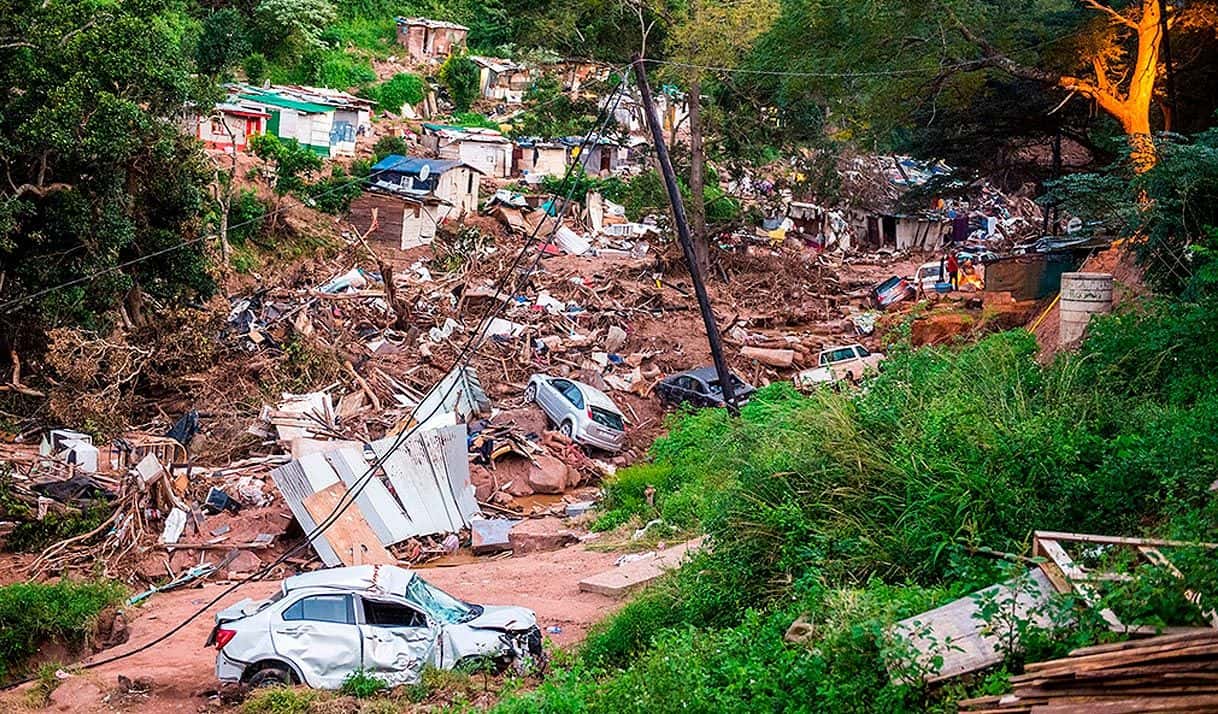 Las viviendas construidas en pendientes empinadas en la zona de Reservoir Hills de Durban son vulnerables a los desprendimientos de tierra y a as inundaciones. Foto: Delwyn Verasamy.