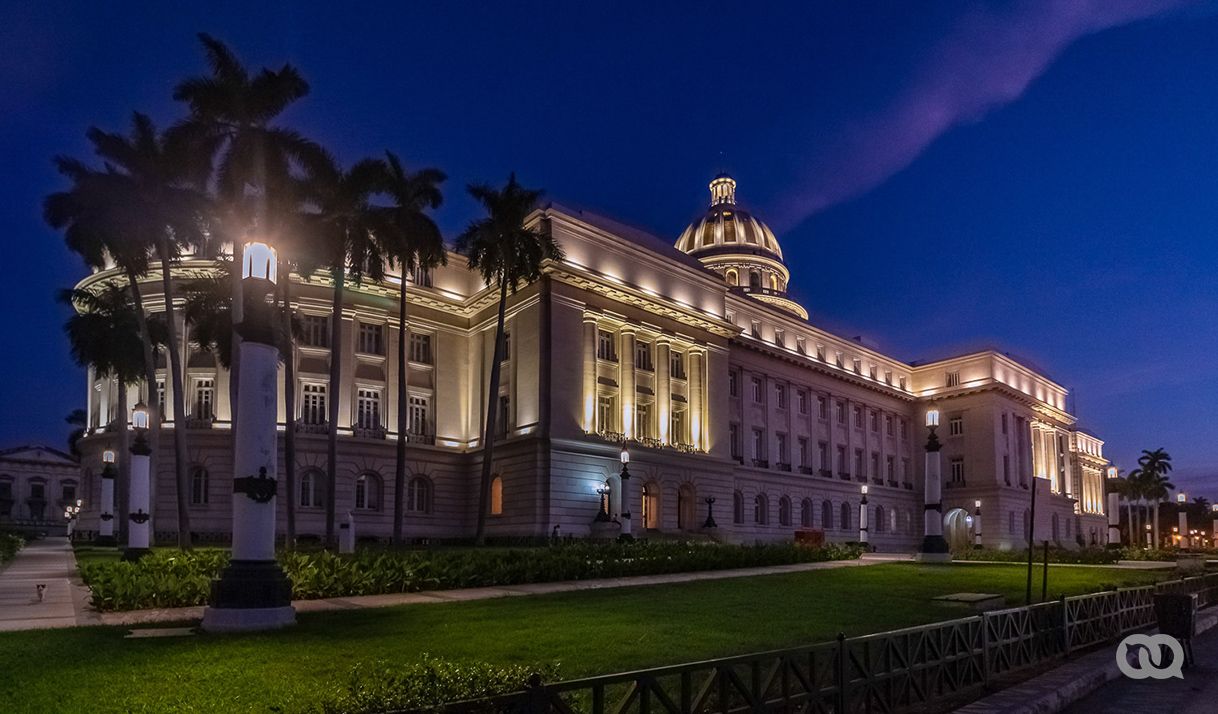 capitolio cubano, cielo, palmas, reja