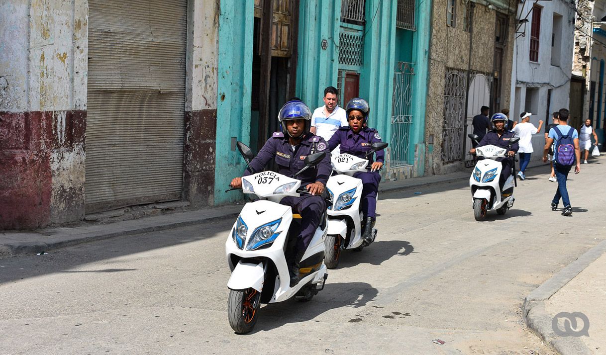 policías, motos, calle