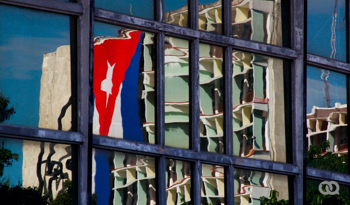 edificio, bandera cubana, cristales