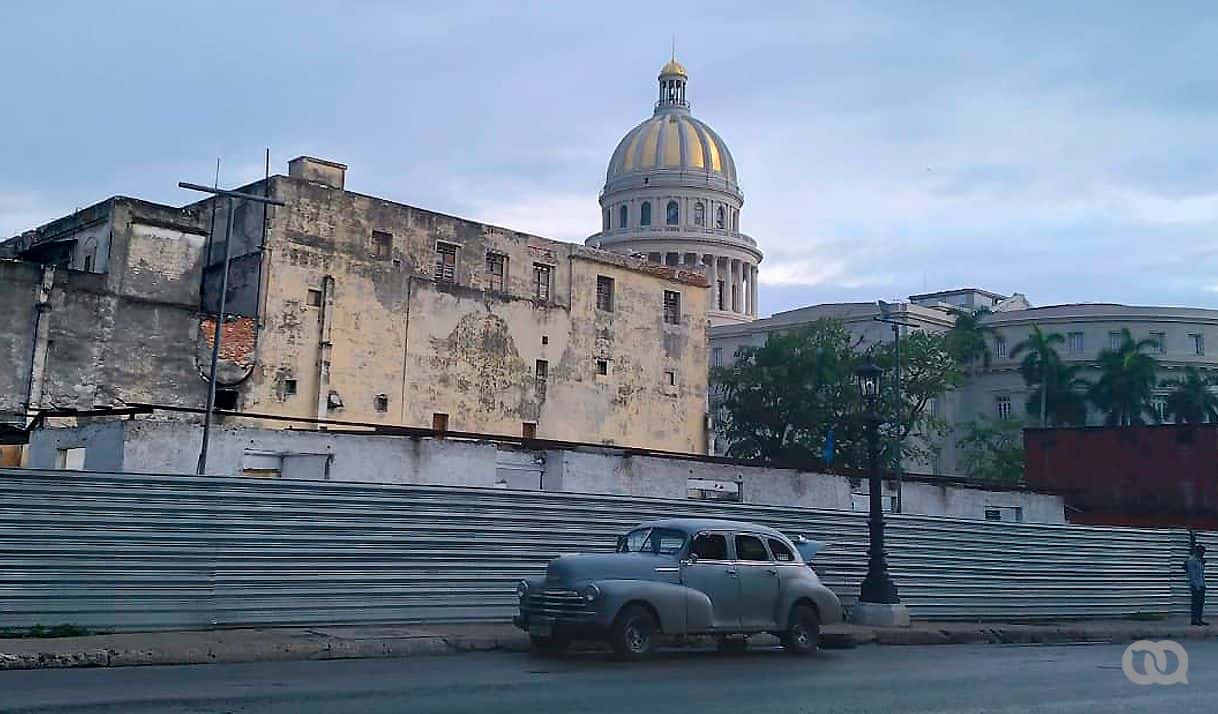 I was occupied, I had just taken a photo in which you can see part of a destroyed building and in the background the glittering gold of the Capitol dome. Photo: Adriana Normand.