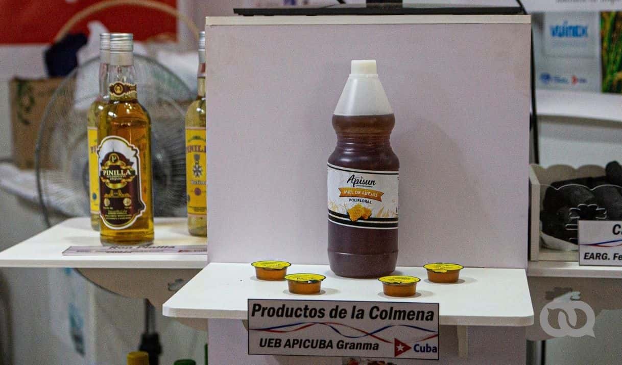 Productos promovidos por Apicuba en una feria cubana de negocios. Foto: elTOQUE / archivo.