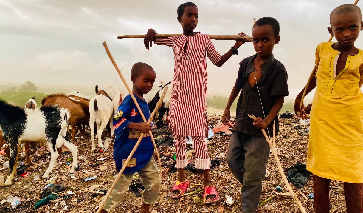 Los niños de una comunidad nómade en Nigeria van a la escuela por primera vez