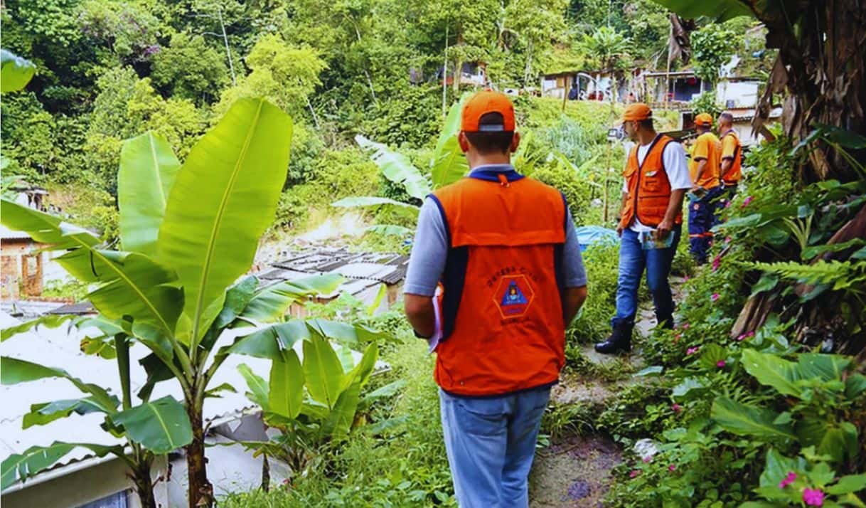 Inspección técnica preventiva del equipo de Defensa Civil de Guarujá en zona con riesgo de deslizamientos de tierra. Foto: gentileza Defensa Civil de Guarujá.