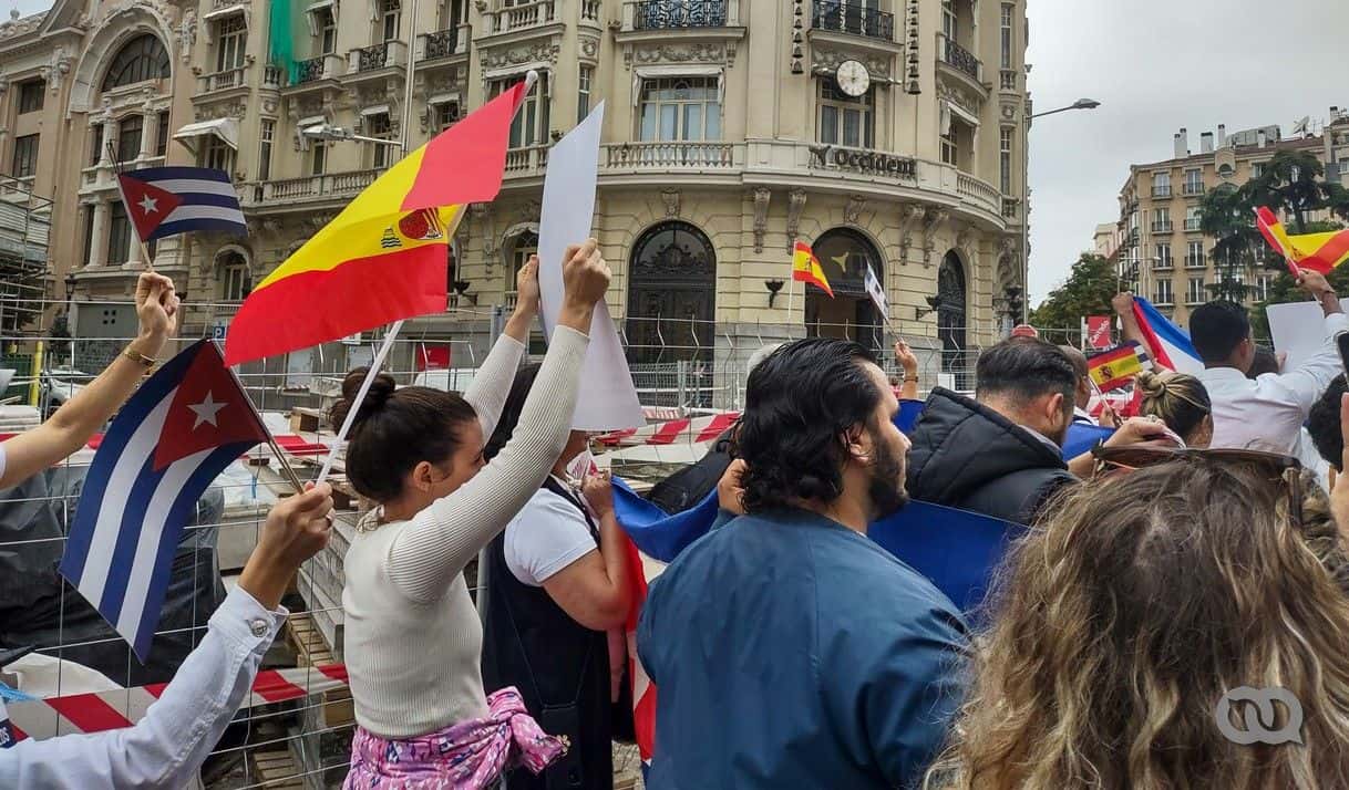 Protesta de profesionales cubanos, septiembre de 2024, en Madrid, por los retrasos en la homologación de sus títulos académicos. Foto: Mabel Torres. 