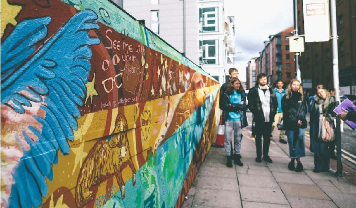 En paseos alternativos a pie, personas que han vivido en situación de calle comparten su mirada sobre sus ciudades