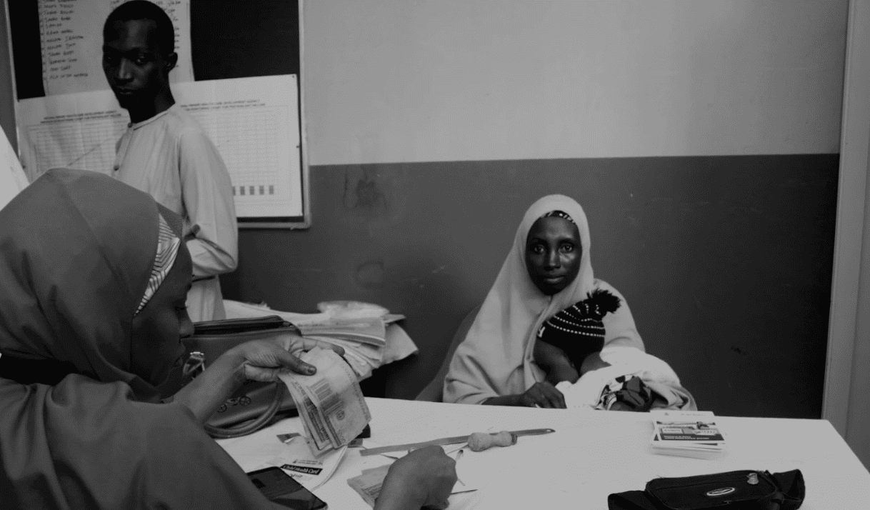 Después de vacunar a su hijo, Ashaitu Adamu espera su dinero. (Foto: Ogar Monday)