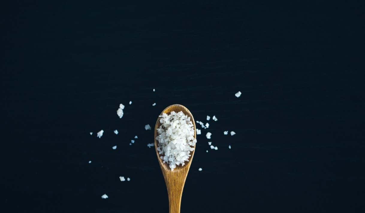 La sal de nitro, también conocida como nitrato potásico (KNO3), tiene un aspecto muy similar a la sal de mesa o sal común. Foto: Jason Tuinstra / Unsplash.