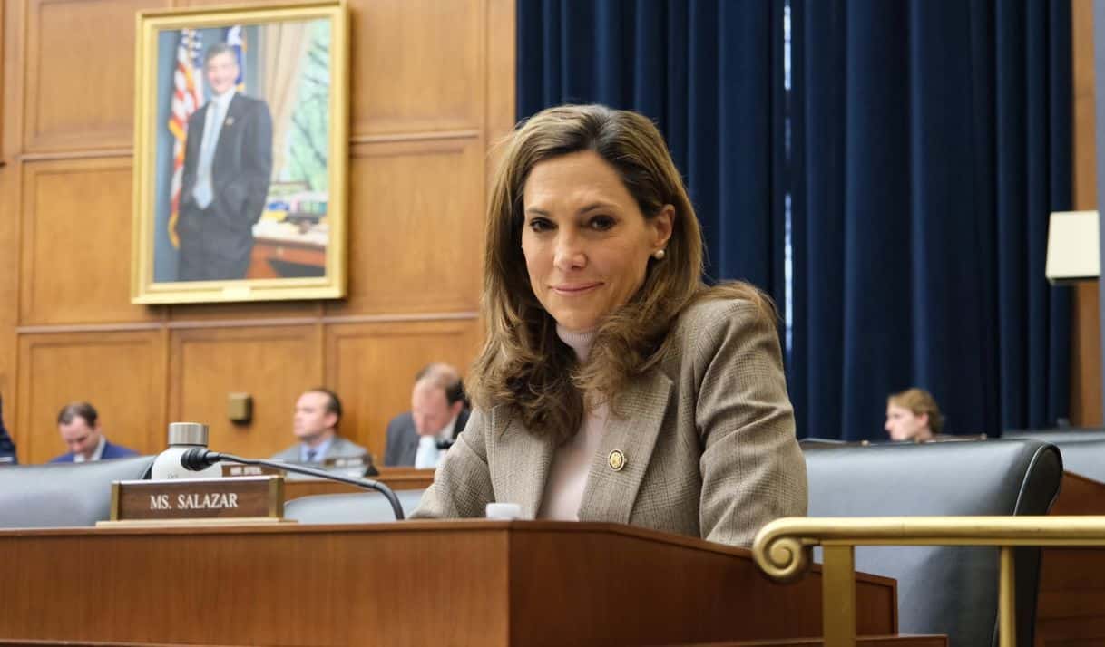 María Elvira Salazar. De la ley de dignidad a «las jaulas estaban limpias»