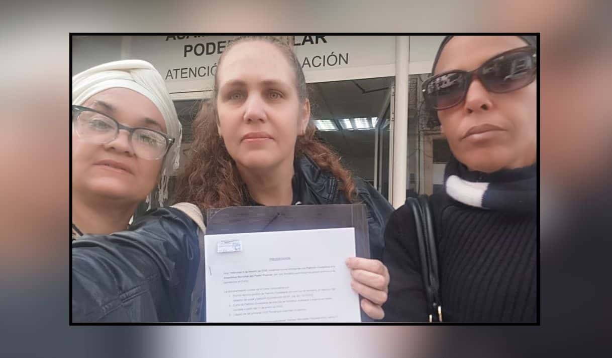 Jenny Pantoja, Miryorly García y Yenisey Taboada durante la entrega de la petición de amnistía.