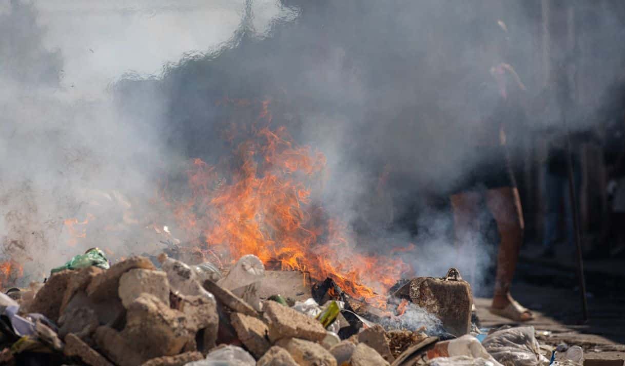 Cuba se ahoga en humo y basura