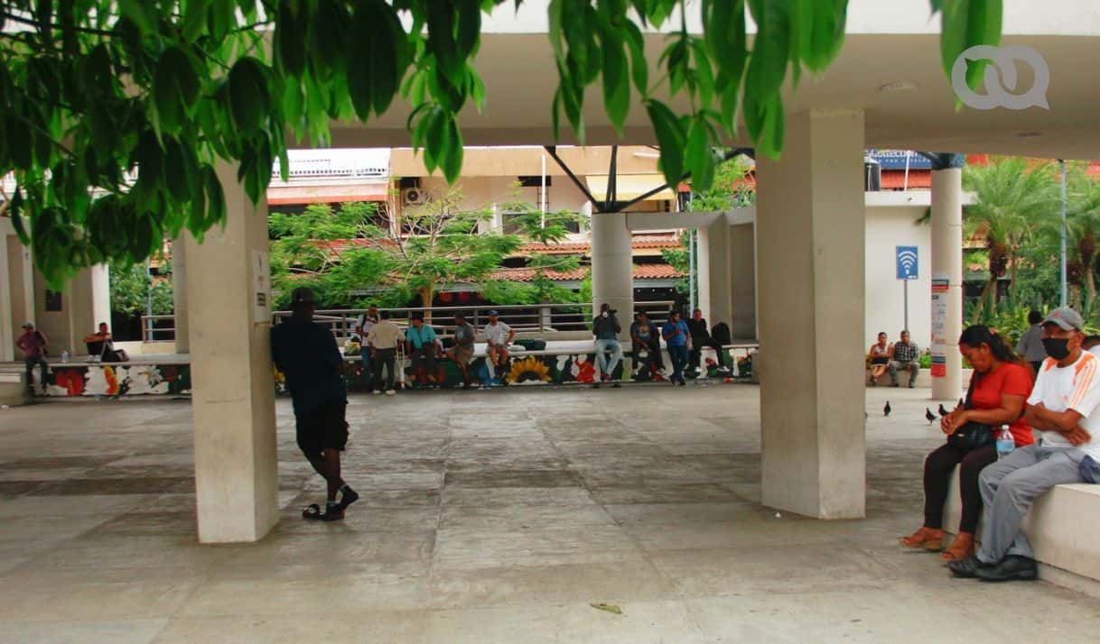Migrantes esperan en las inmediaciones del Parque Hidalgo, un espacio público del centro de Tapachula que ha sido escenario de constantes desalojos por parte de las autoridades locales, reduciendo los pocos lugares de descanso para quienes aguardan una resolución de la Comar. / Foto: Ángel Adrián.