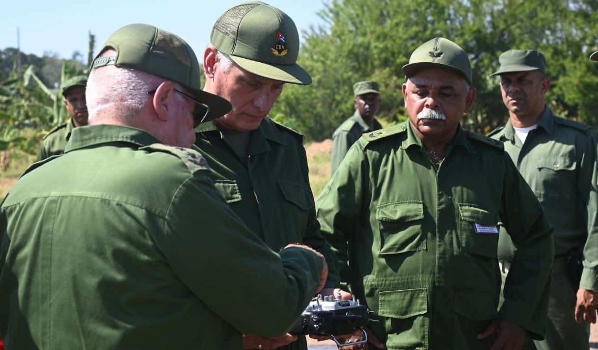 Miguel Díaz-Canel durante una visita a la Empresa Militar Industrial (EMI) «Yuri Gagarin»/ Estudios Revolución.
