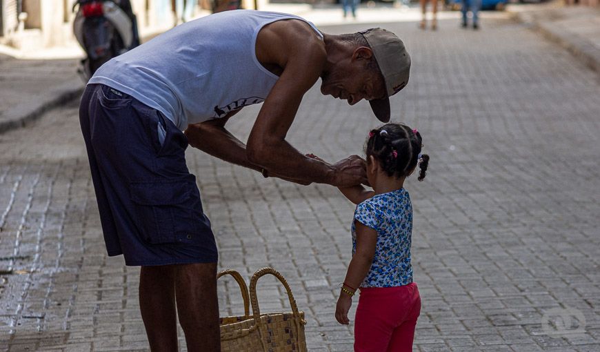 El sistema de salud cubano no vacuna a ningún niño en las casas. Foto: Sadiel Mederos.