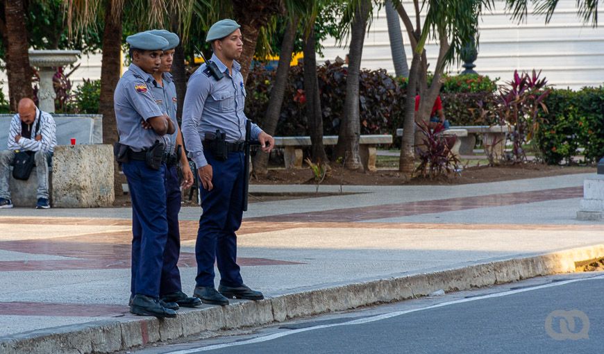 Policías vigilan el Parque Central. Foto: Sadiel Mederos (elTOQUE/Periodismo de Barrio)