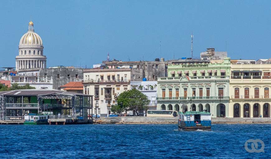 Vista de la bahía de La Habana desde Regla. Se observan varias propiedades nacionalizadas por la revolución a partir de 1959. Foto: Sadiel Mederos.