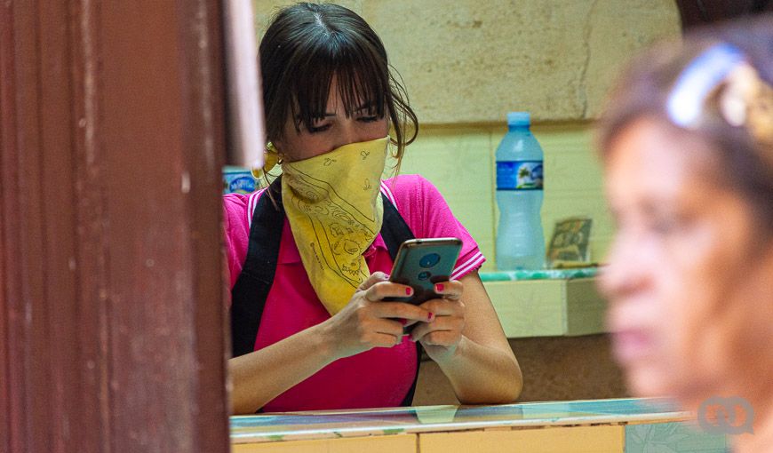 Dependiente de un negocio de comida rápida en el Boullevard de Obispo, con una mascarilla improvisada. Foto: Sadiel Mederos (elTOQUE-Periodismo de Barrio)