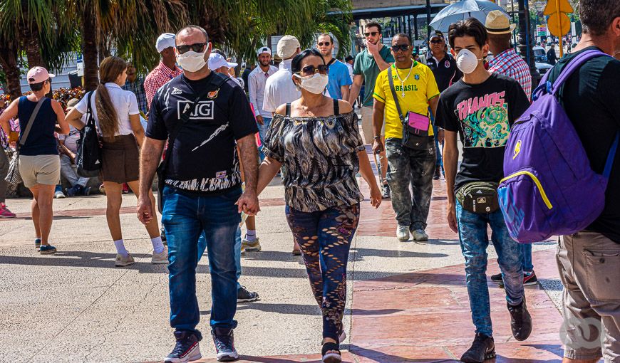 Familia con mascarilla en el Parque Central, La Habana. Foto Sadiel Mederos