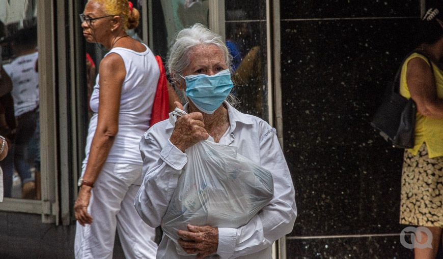 Las personas mayores de 60 años se encuentran entre los grupos de alto riesgo frente a la COVID-19 Foto: Sadiel Mederos.