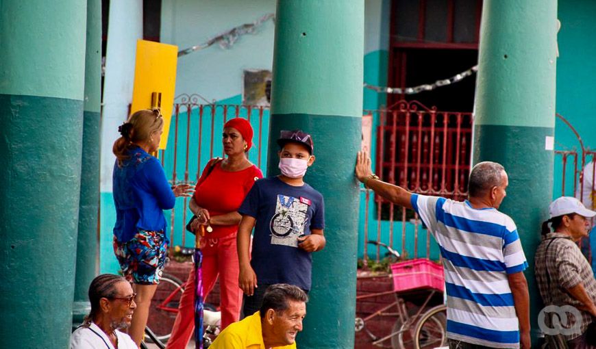 Niño en las afueras de una escuela en Nueva Gerona. Dennis Valdés.