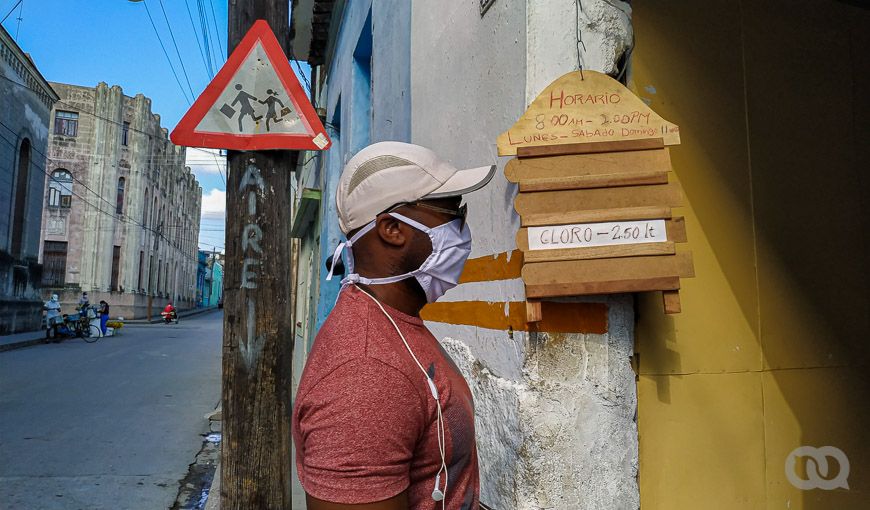 Venta de cloro en tiempos de coronavirus. Foto: Sadiel Mederos.