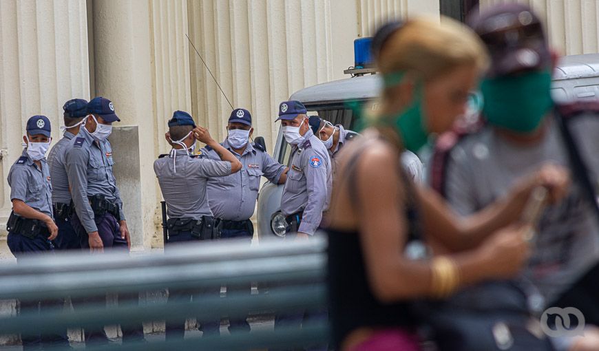 Policías de ronda por el Parque Leoncio vidal. Foto: Sadiel Mederos (elTOQUE-Periodismo de Barrio)